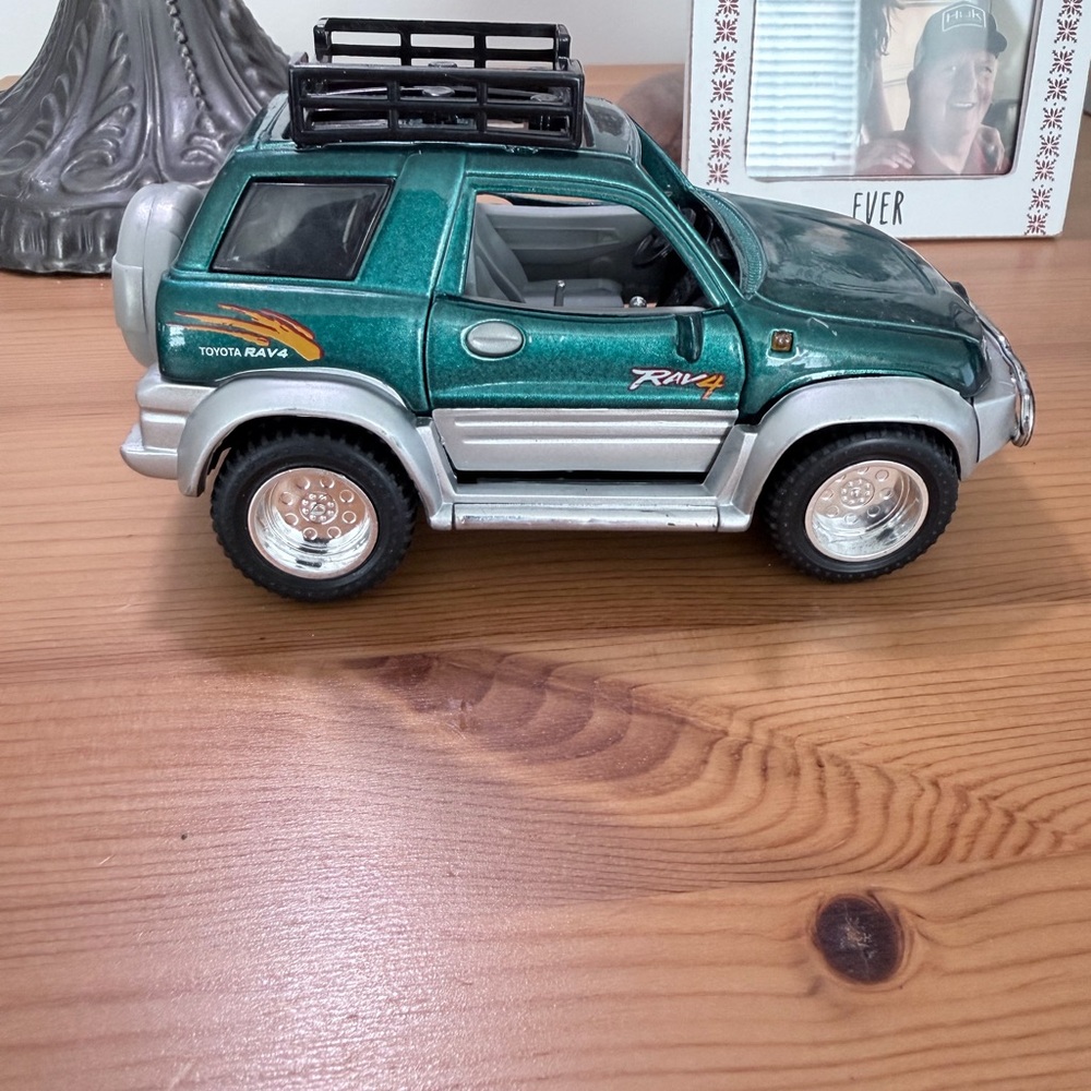 Toyota RAV4 Model SUV - Metallic Green